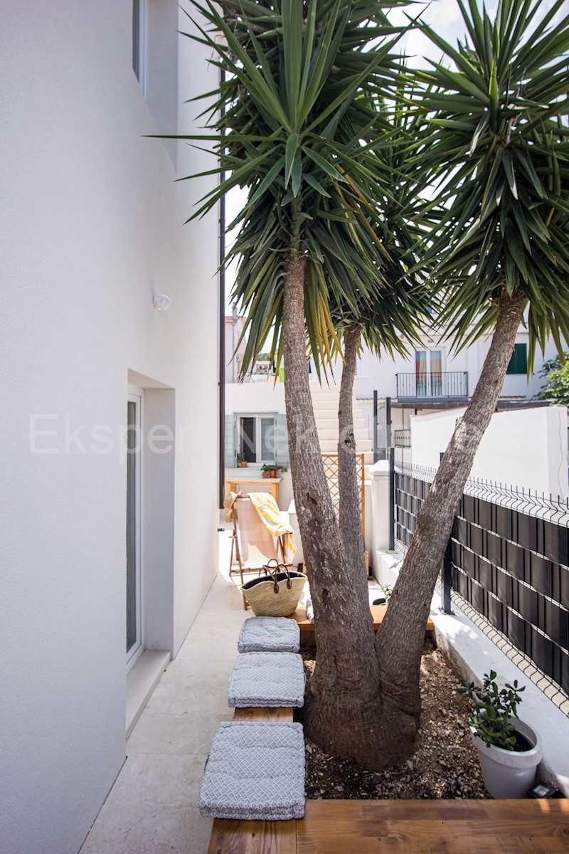 Trogir, Čiovo, detached house 200 m2, completely renovated, 6 studio apartments.