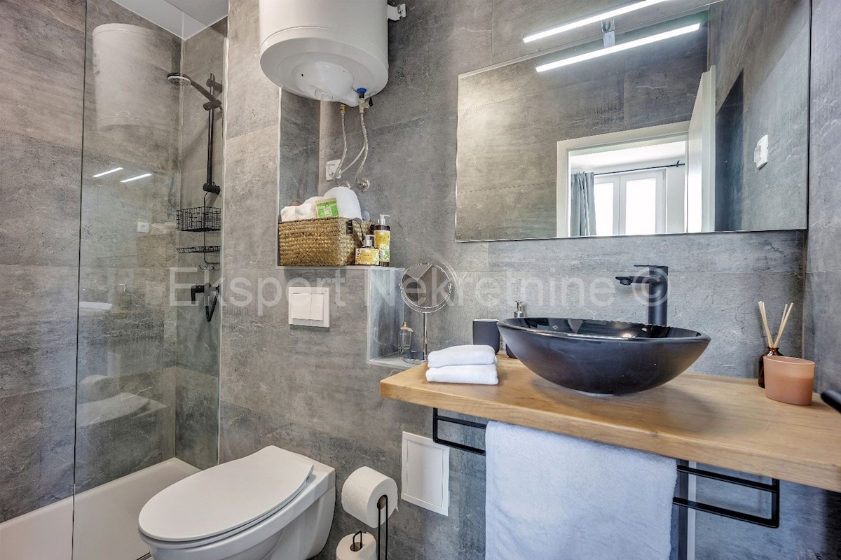 Trogir, Čiovo, detached house 200 m2, completely renovated, 6 studio apartments.