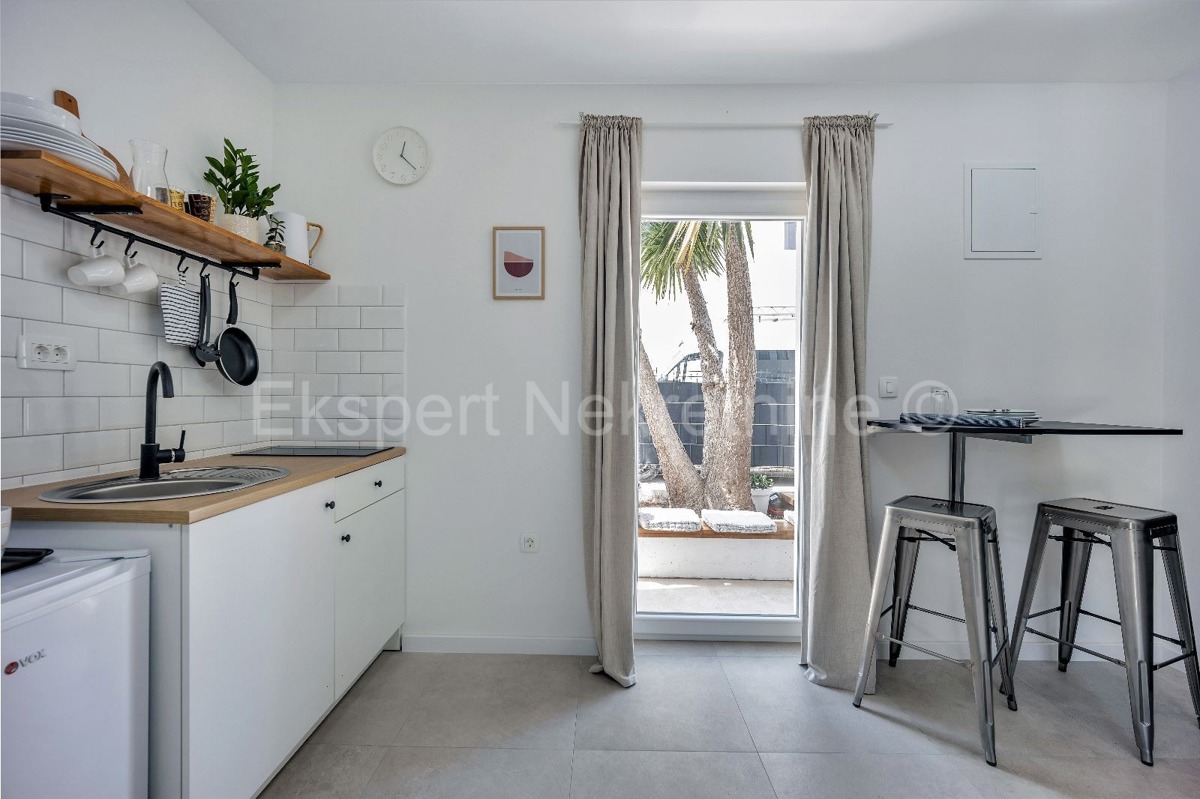 Trogir, Čiovo, detached house 200 m2, completely renovated, 6 studio apartments.