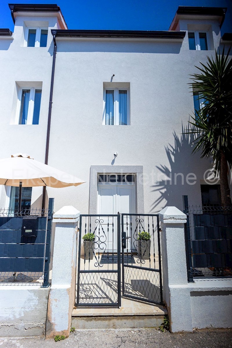 Trogir, Čiovo, detached house 200 m2, completely renovated, 6 studio apartments.