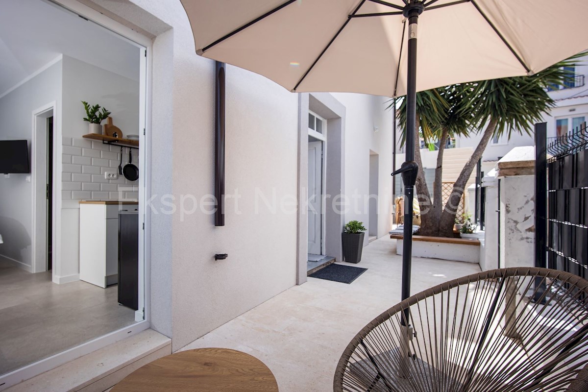 Trogir, Čiovo, detached house 200 m2, completely renovated, 6 studio apartments.