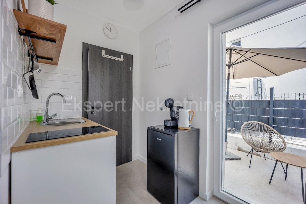 Trogir, Čiovo, detached house 200 m2, completely renovated, 6 studio apartments.