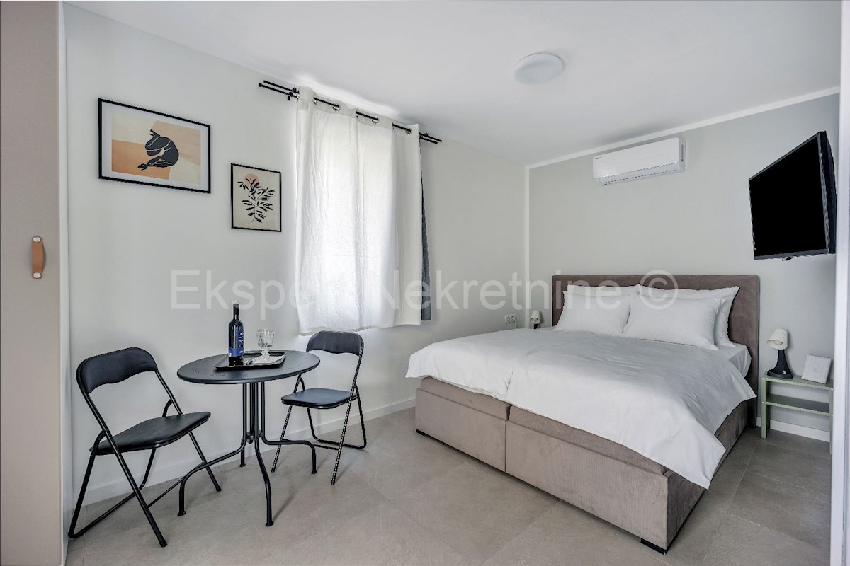 Trogir, Čiovo, detached house 200 m2, completely renovated, 6 studio apartments.