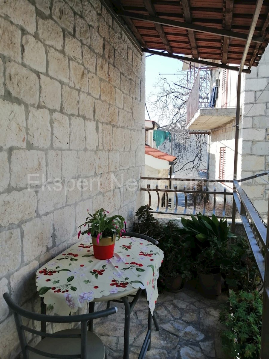 Kaštel Lukšić - casa in pietra decorata/vicino al mare