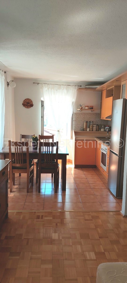 Kaštel Lukšić - casa in pietra decorata/vicino al mare