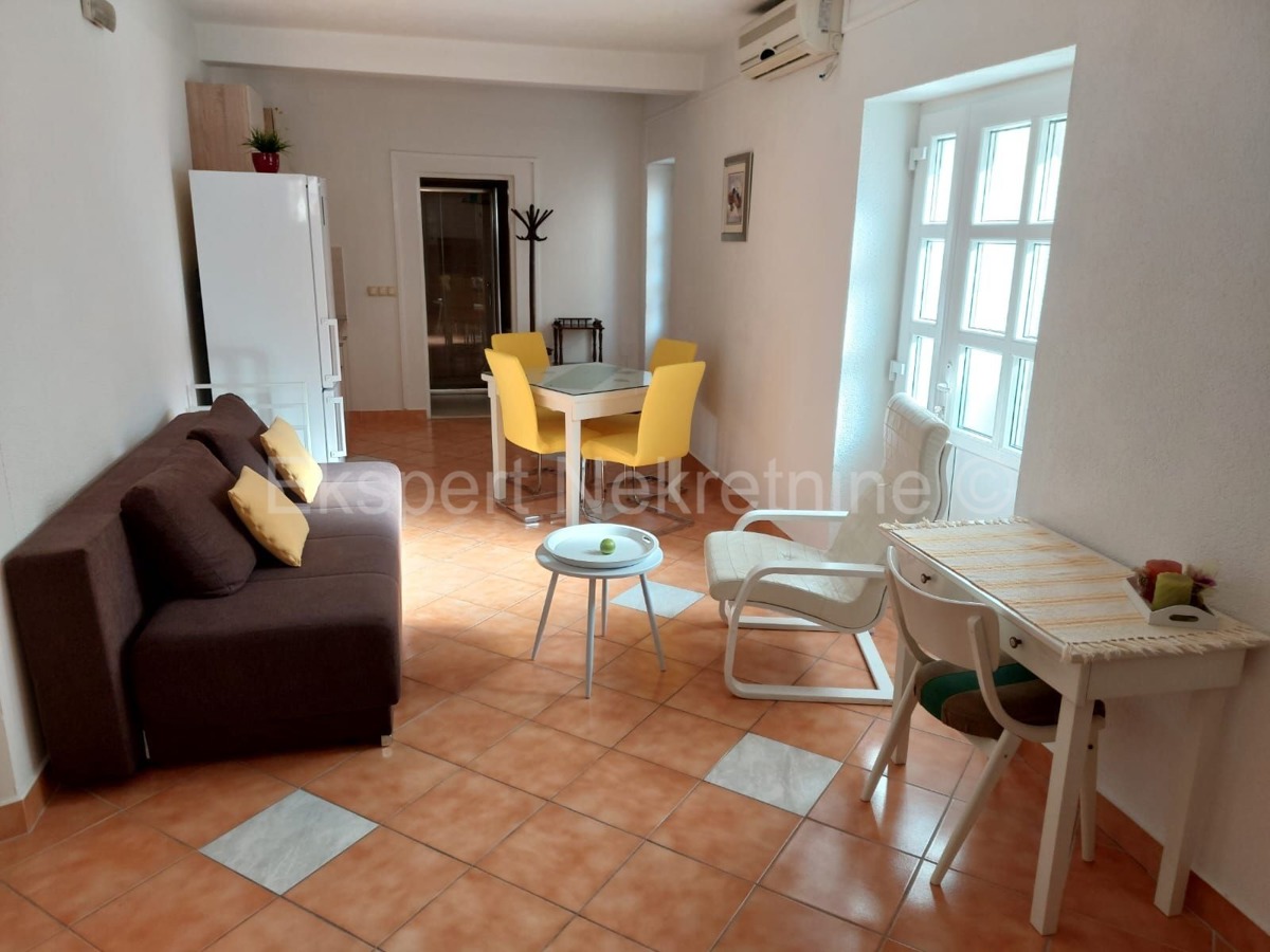 Kaštel Lukšić - casa in pietra decorata/vicino al mare