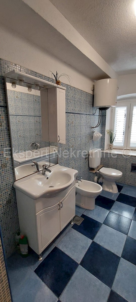 Kaštel Lukšić - casa in pietra decorata/vicino al mare