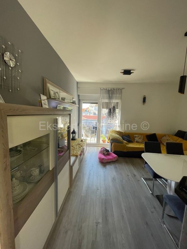 Kaštel Novi, comodo bilocale 89m2 al secondo piano in centro, parcheggio