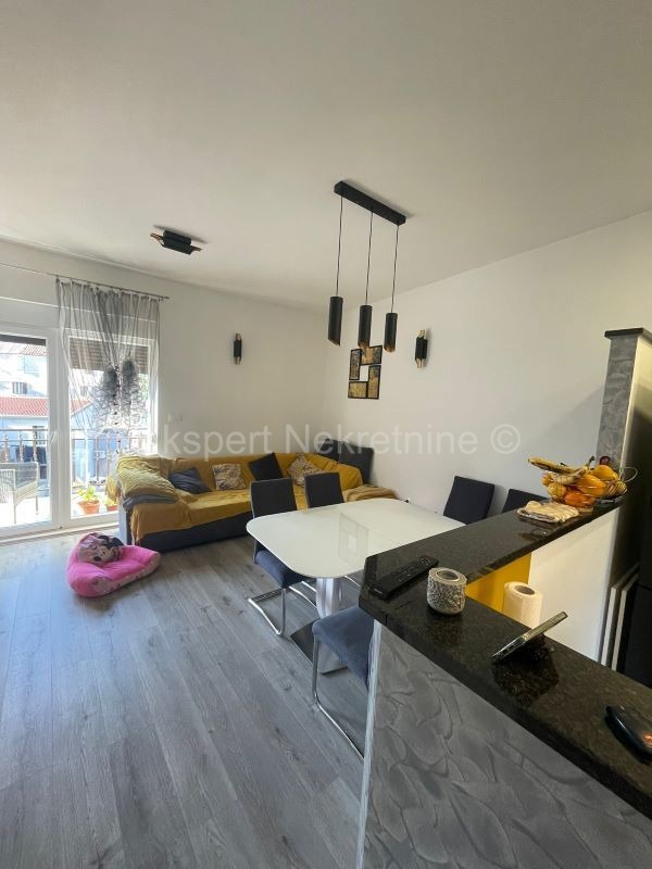 Kaštel Novi, comodo bilocale 89m2 al secondo piano in centro, parcheggio