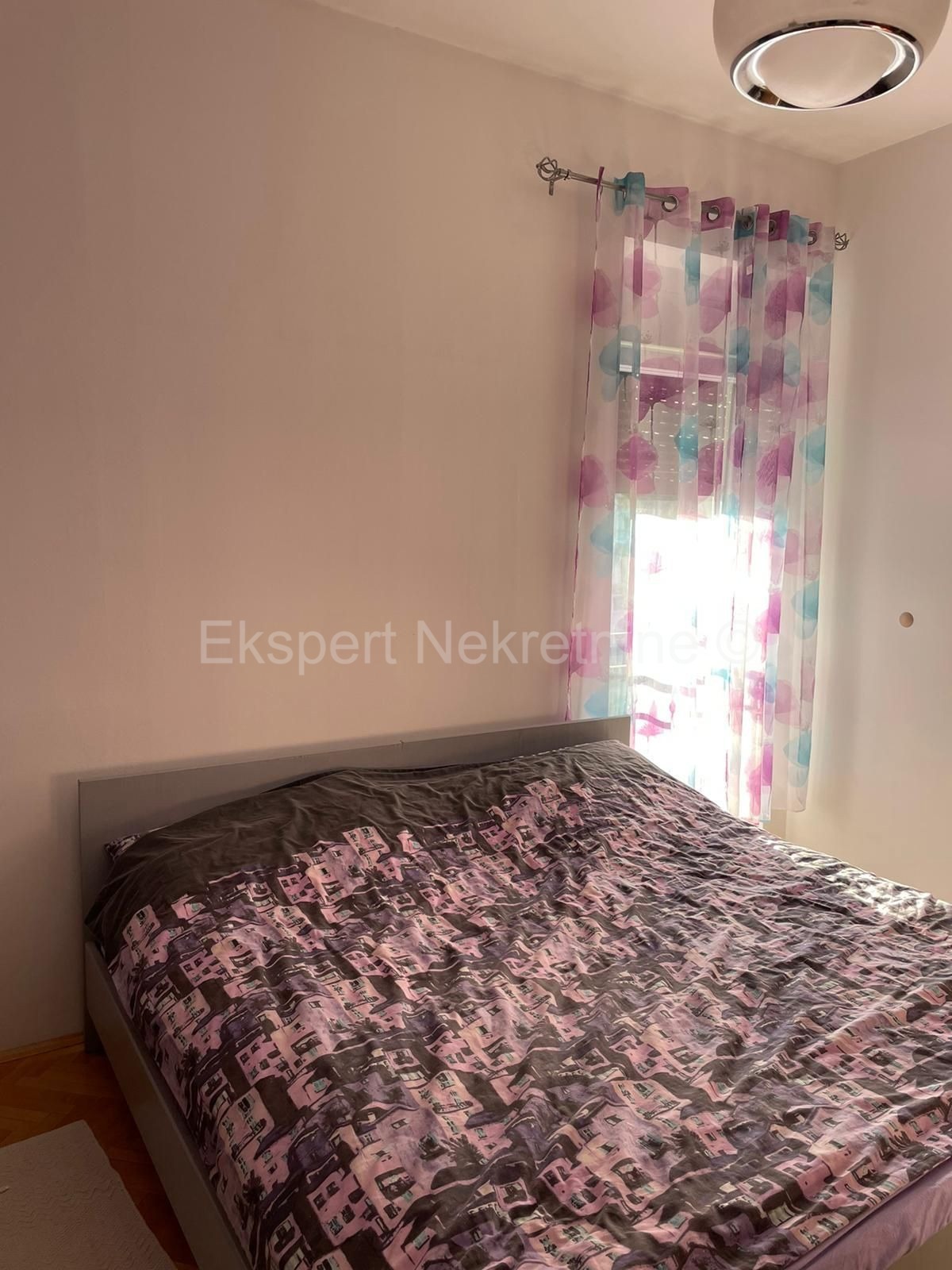 Kaštel Novi, comodo bilocale 89m2 al secondo piano in centro, parcheggio