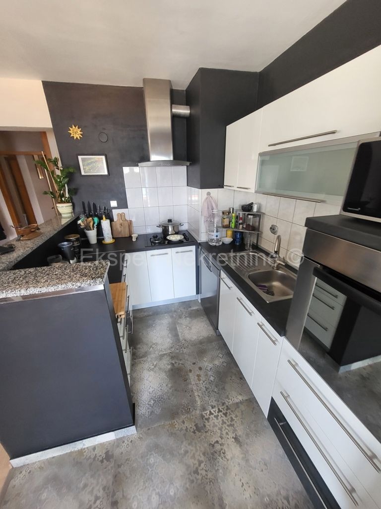 Trogir, Miševac, comfortable 3-bedroom apartment 86 m2, sea view, 170m from the sea