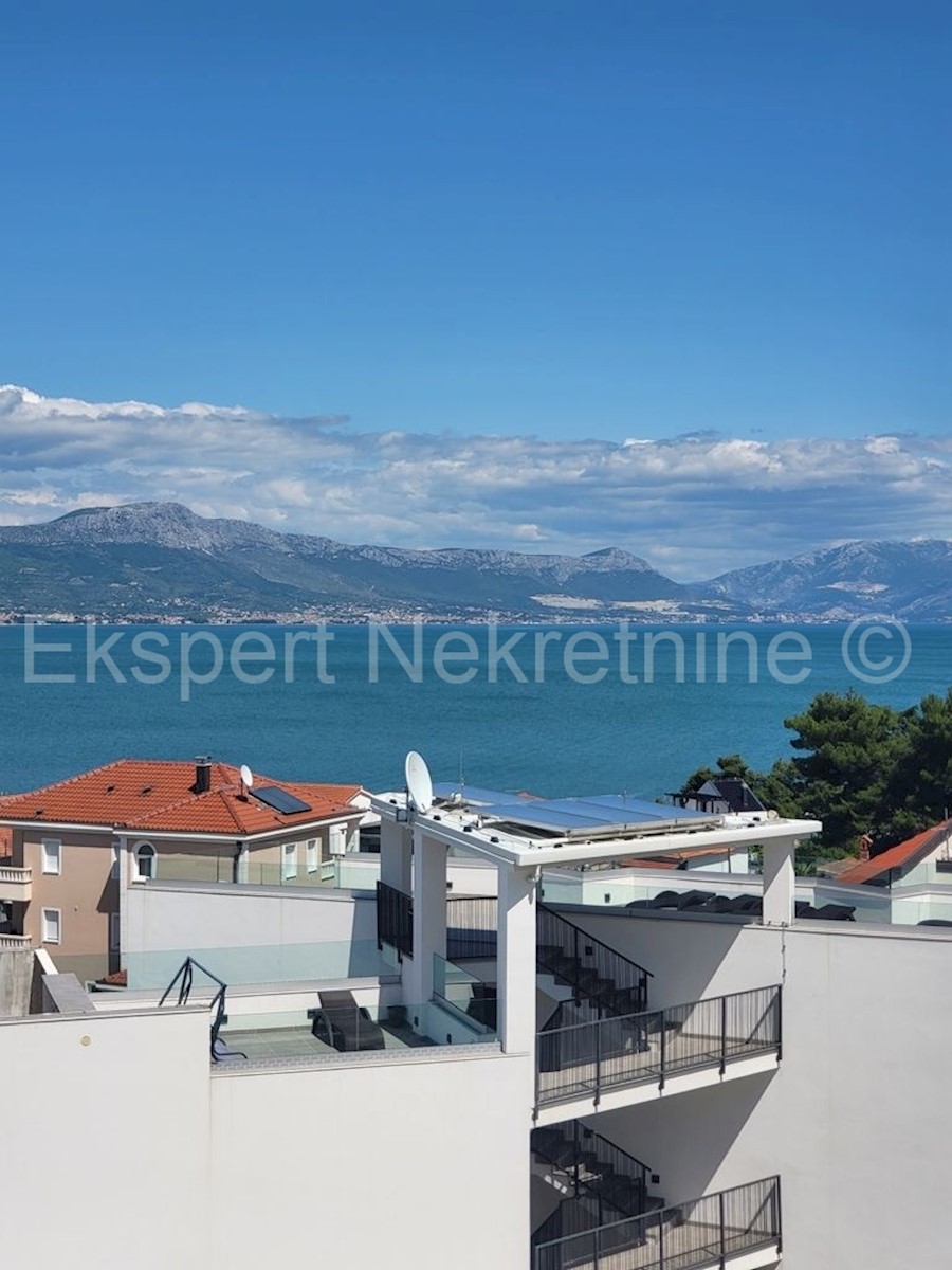   Trogir, Miševac, comfortable 3-bedroom apartment 86 m2, sea view, 170m from the sea