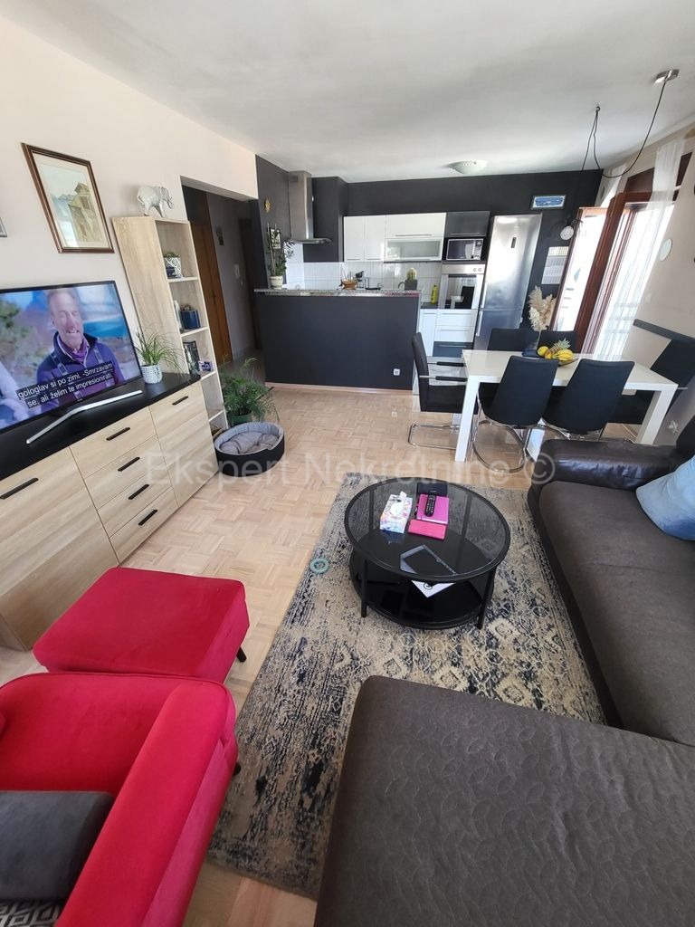 Trogir, Miševac, comfortable 3-bedroom apartment 86 m2, sea view, 170m from the sea