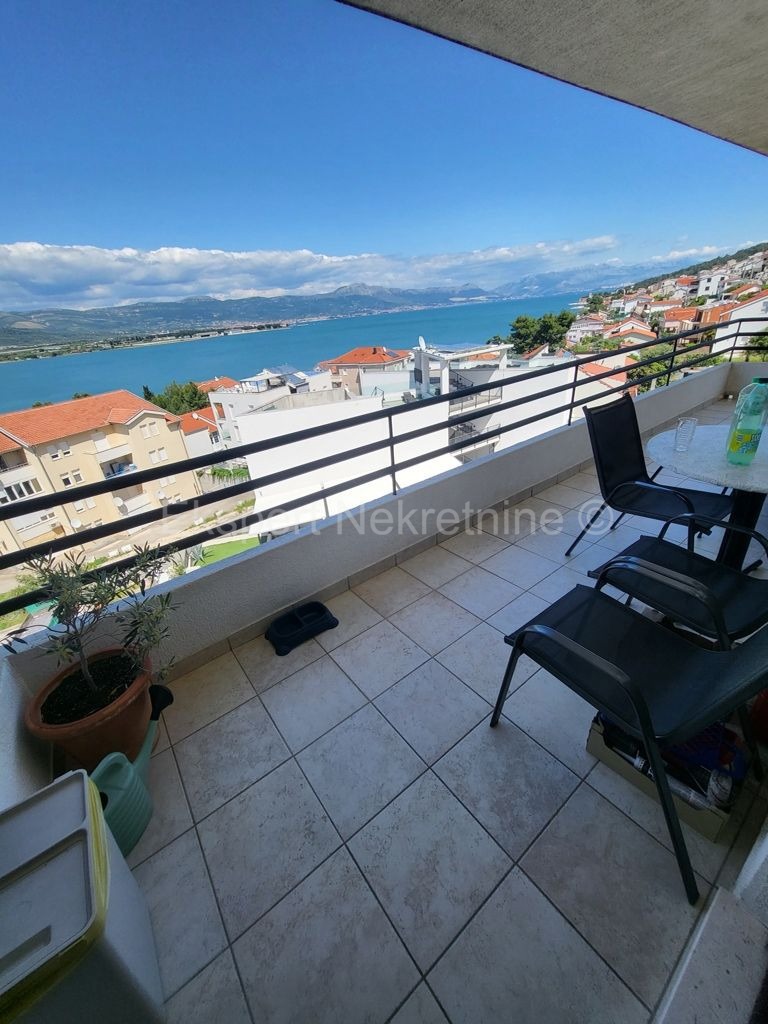 Trogir, Miševac, comfortable 3-bedroom apartment 86 m2, sea view, 170m from the sea