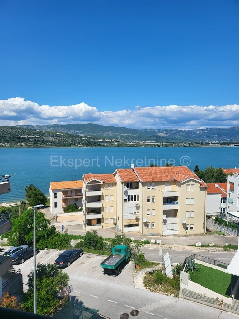 Trogir, Miševac, comfortable 3-bedroom apartment 86 m2, sea view, 170m from the sea
