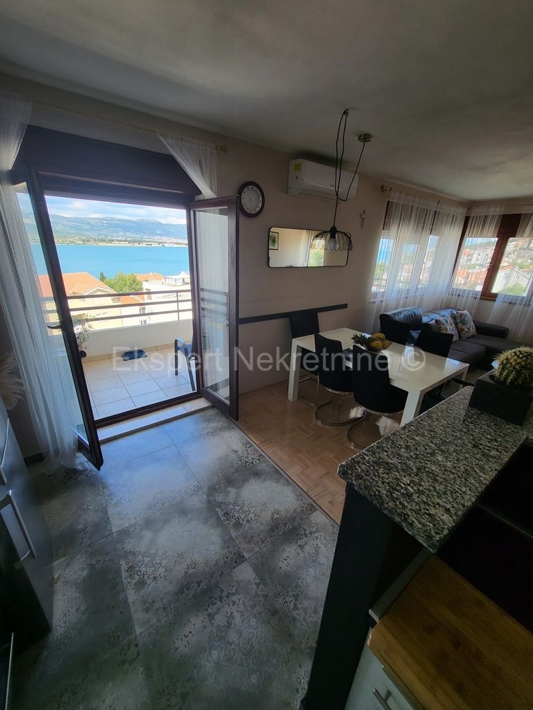 Trogir, Miševac, comfortable 3-bedroom apartment 86 m2, sea view, 170m from the sea