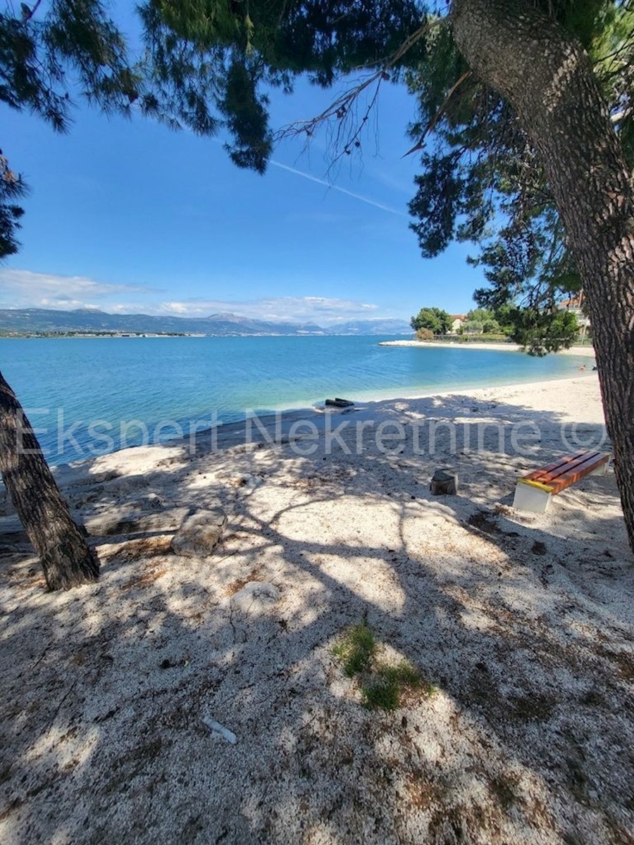   Trogir, Miševac, comfortable 3-bedroom apartment 86 m2, sea view, 170m from the sea