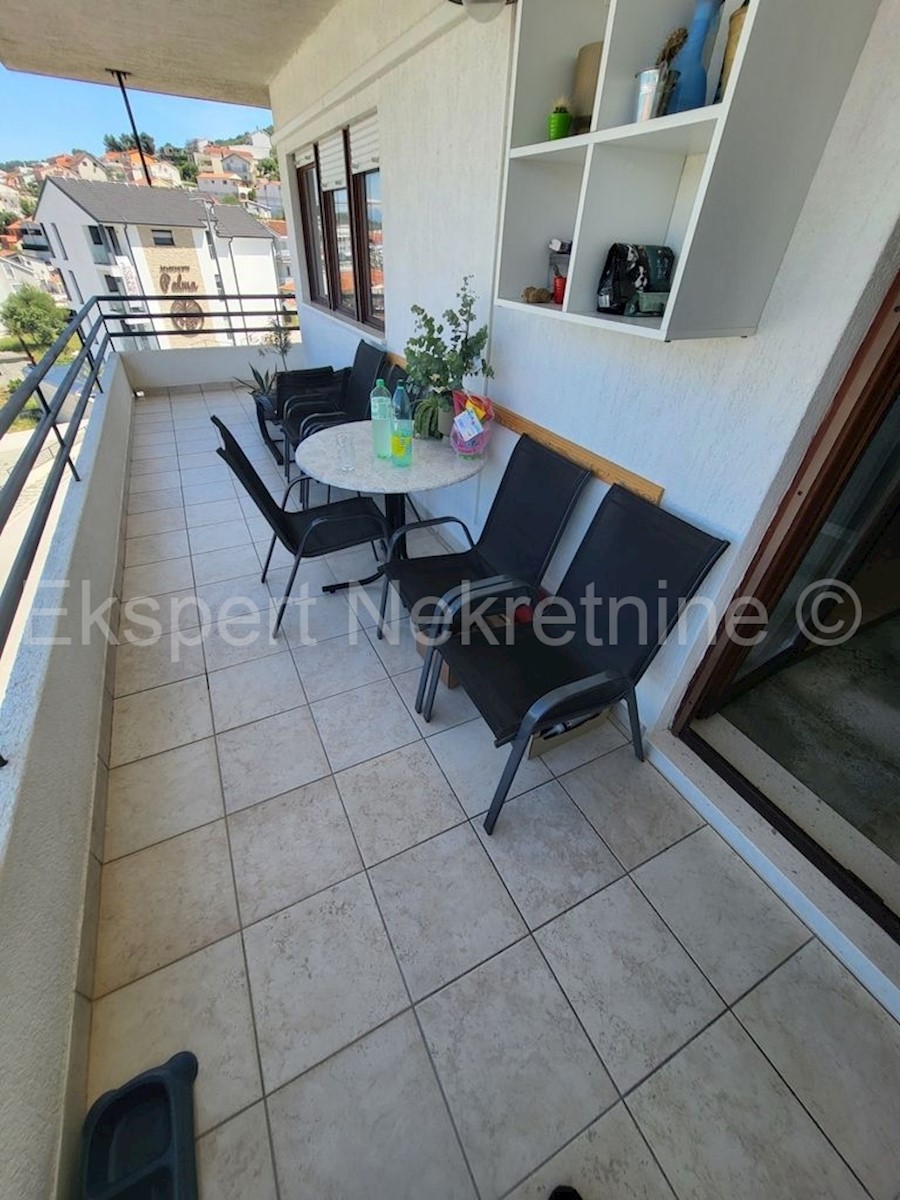   Trogir, Miševac, comfortable 3-bedroom apartment 86 m2, sea view, 170m from the sea