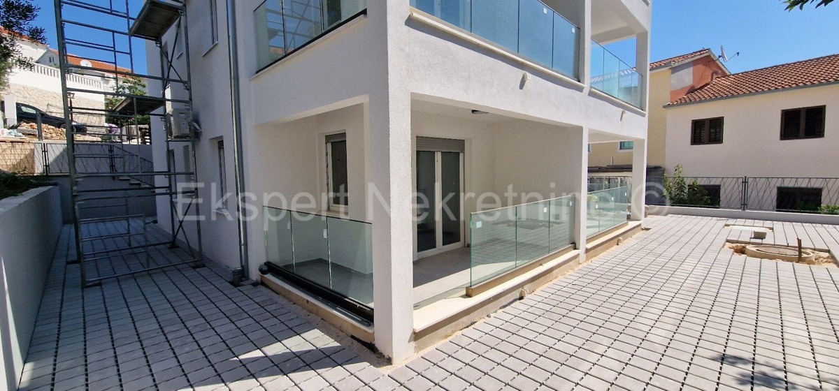 Čiovo, Okrug G., 1 bedroom apartment 58m2, garden, large terrace, New construction