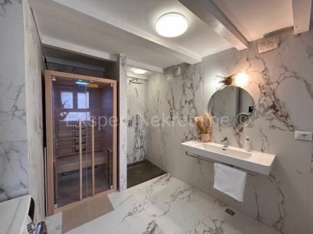 K. Štafilić, casa bifamiliare a due piani 60 m2, recentemente ristrutturata, 80 m dal mare, centro