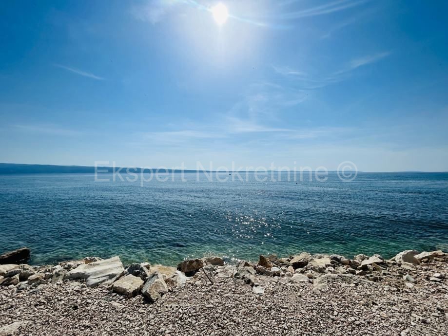 Podstrana, San Martino, terreno edificabile a 20 metri dal mare, sopra l'autostrada
