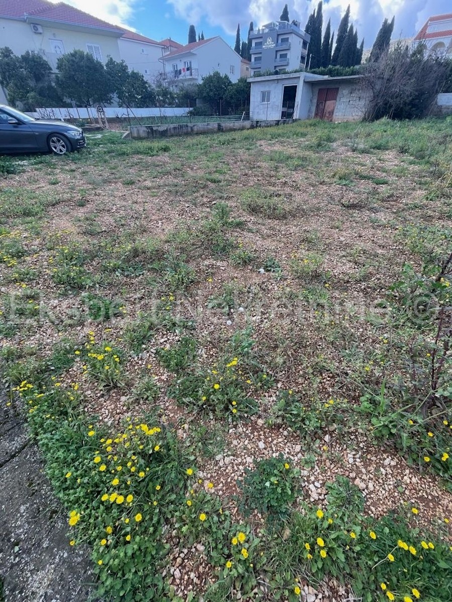 Trogir, Krbani, terreno edificabile 562m2, 280 metri dal mare e dalla spiaggia