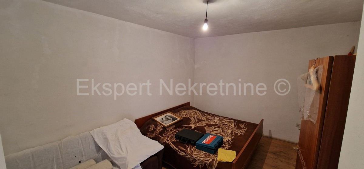 Blizna Gornja, piccola casa da adattare di 125 m2, due edifici ausiliari