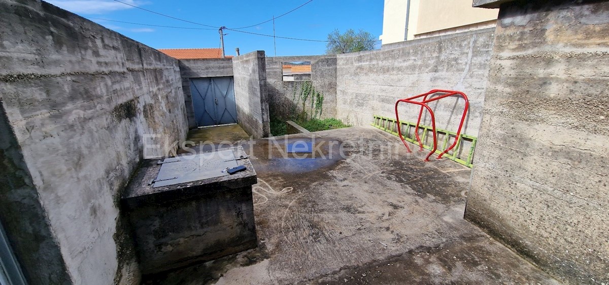 Blizna Gornja, piccola casa da adattare di 125 m2, due edifici ausiliari