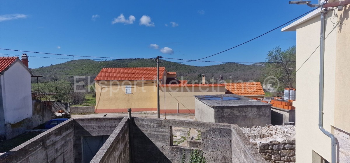 Blizna Gornja, piccola casa da adattare di 125 m2, due edifici ausiliari