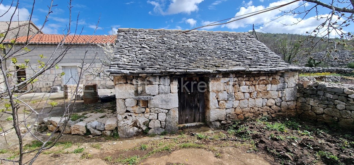 Blizna Gornja, piccola casa da adattare di 125 m2, due edifici ausiliari