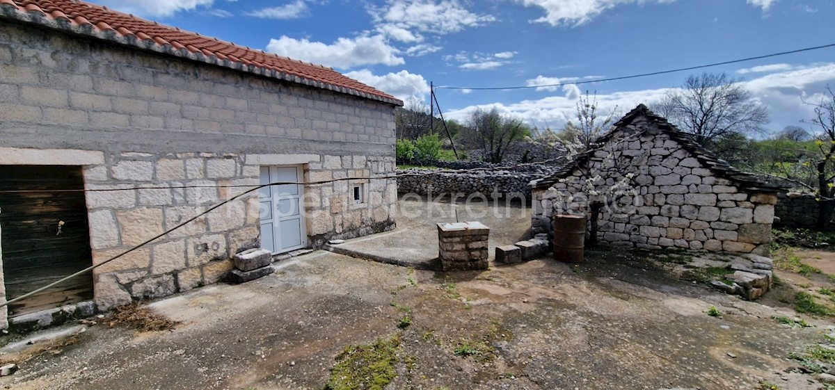 Blizna Gornja, piccola casa da adattare di 125 m2, due edifici ausiliari