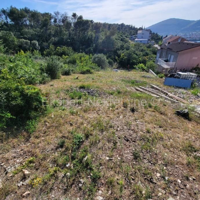 Trogir, Bilin Dolac, terreno edificabile 682 m2,500m dal mare e dalla spiaggia
