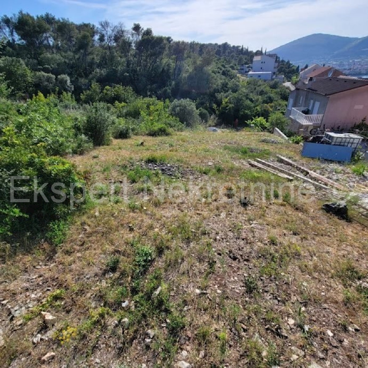 Trogir, Bilin Dolac, terreno edificabile 682 m2,500m dal mare e dalla spiaggia