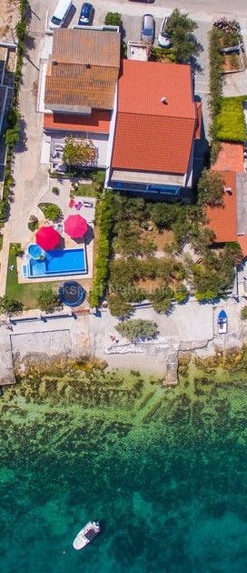 Čiovo, Slatine casa indipendente 260m2 con piscina, accesso diretto alla spiaggia