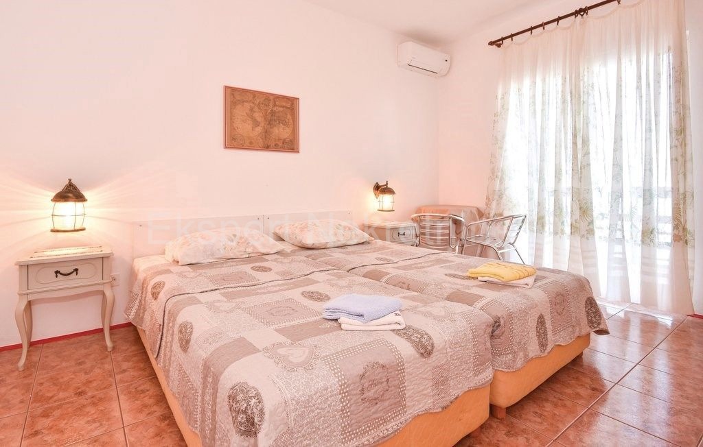 Čiovo, Slatine casa indipendente 260m2 con piscina, accesso diretto alla spiaggia