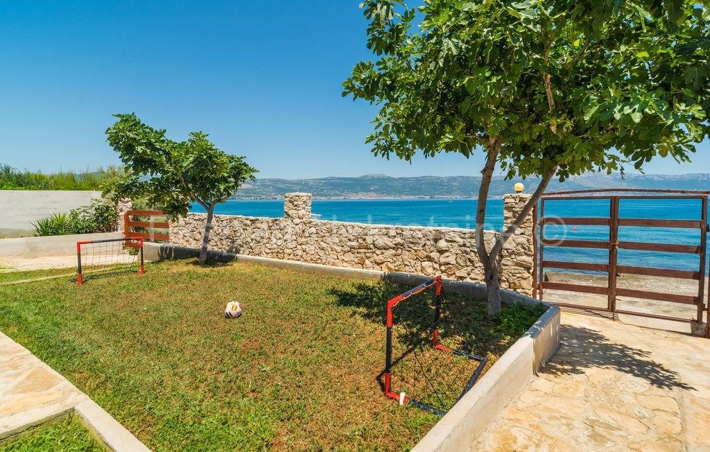 Čiovo, Slatine casa indipendente 260m2 con piscina, accesso diretto alla spiaggia