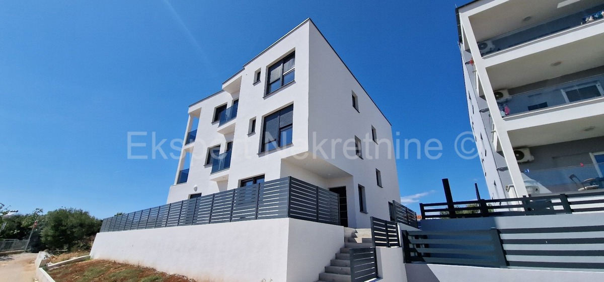 Rogoznica, appartamento duplex con tre camere da letto 86m2, vista mare, 100 metri dal mare