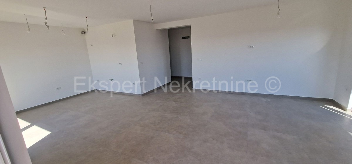 Rogoznica, appartamento duplex con tre camere da letto 86m2, vista mare, 100 metri dal mare