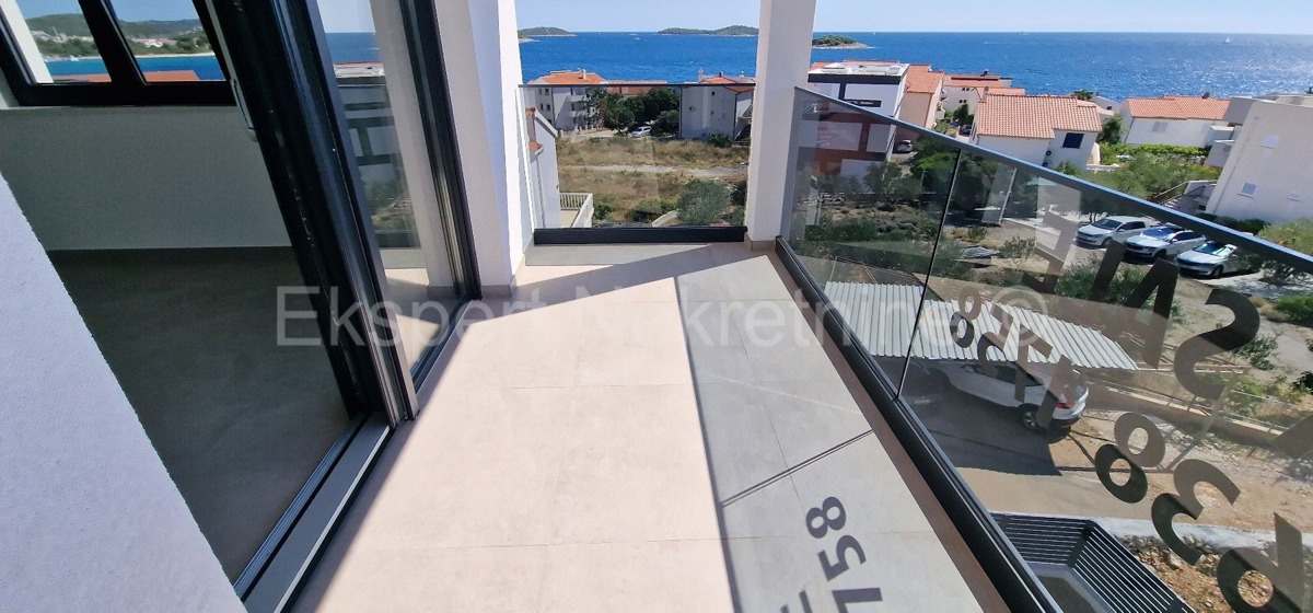 Rogoznica, appartamento duplex con tre camere da letto 86m2, vista mare, 100 metri dal mare