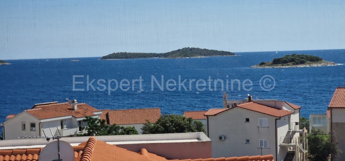 Rogoznica, appartamento duplex con tre camere da letto 86m2, vista mare, 100 metri dal mare