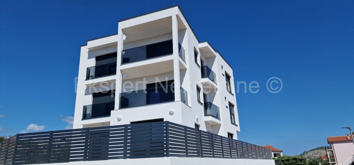 Rogoznica, appartamento duplex con tre camere da letto 86m2, vista mare, 100 metri dal mare