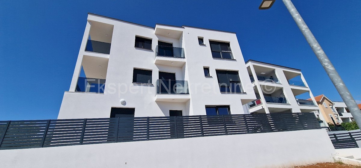 Rogoznica, appartamento duplex con tre camere da letto 86m2, vista mare, 100 metri dal mare