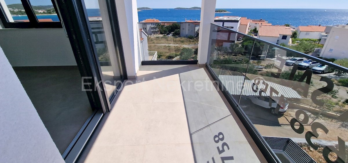 Rogoznica, appartamento duplex con tre camere da letto 86m2, vista mare, 100 metri dal mare