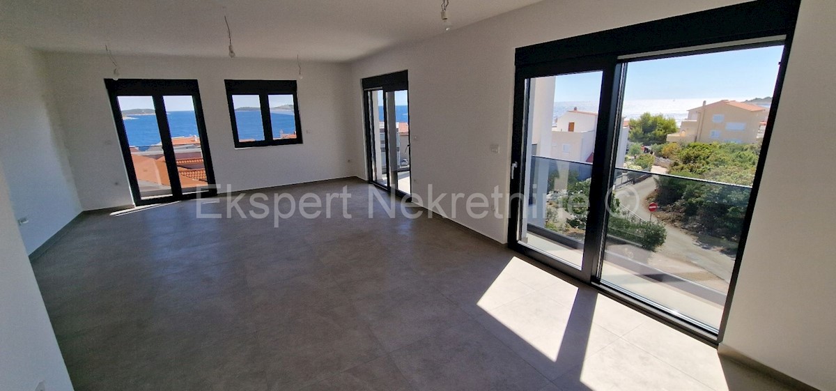 Rogoznica, appartamento duplex con tre camere da letto 86m2, vista mare, 100 metri dal mare