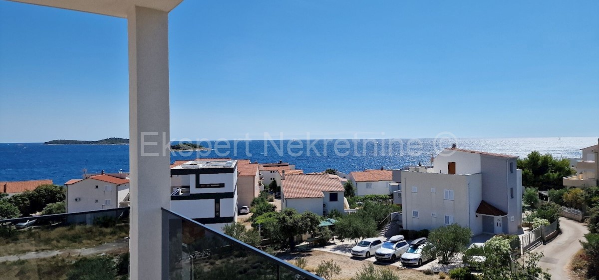 Rogoznica, appartamento duplex con tre camere da letto 86m2, vista mare, 100 metri dal mare