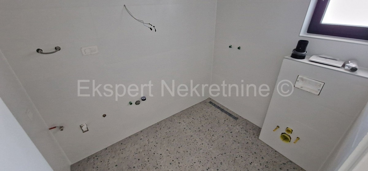 Rogoznica, appartamento duplex con tre camere da letto 86m2, vista mare, 100 metri dal mare