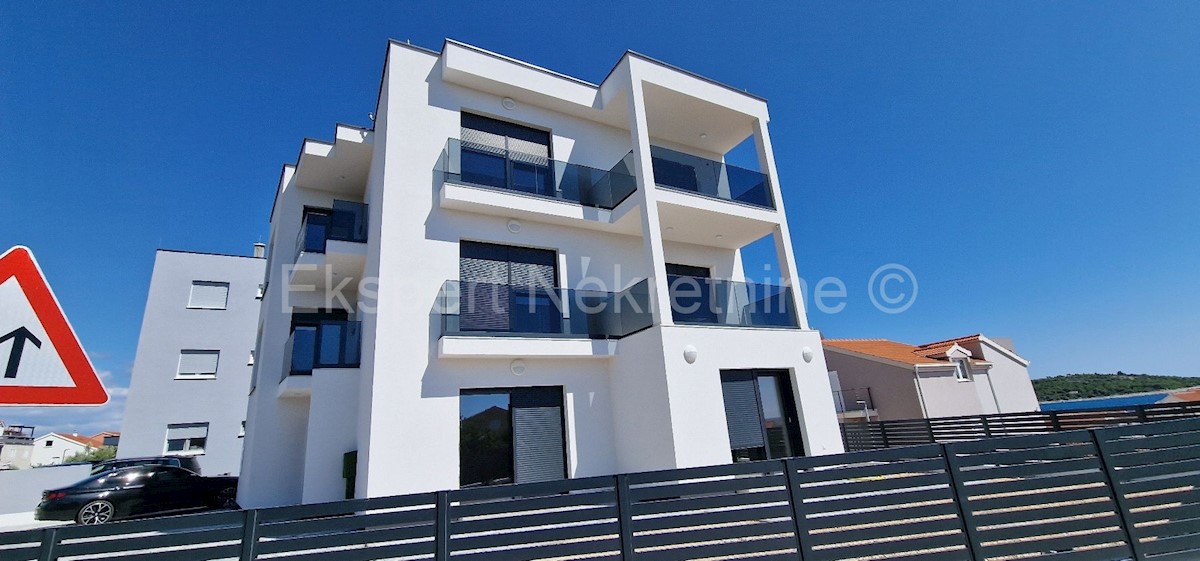 Rogoznica, appartamento duplex con tre camere da letto 86m2, vista mare, 100 metri dal mare