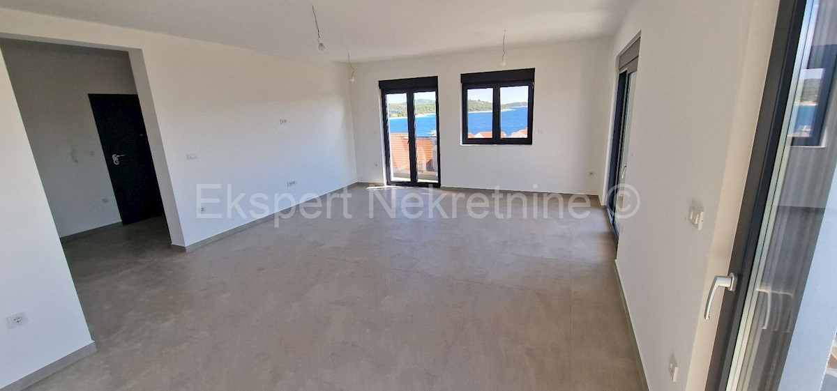 Rogoznica, appartamento duplex con tre camere da letto 86m2, vista mare, 100 metri dal mare