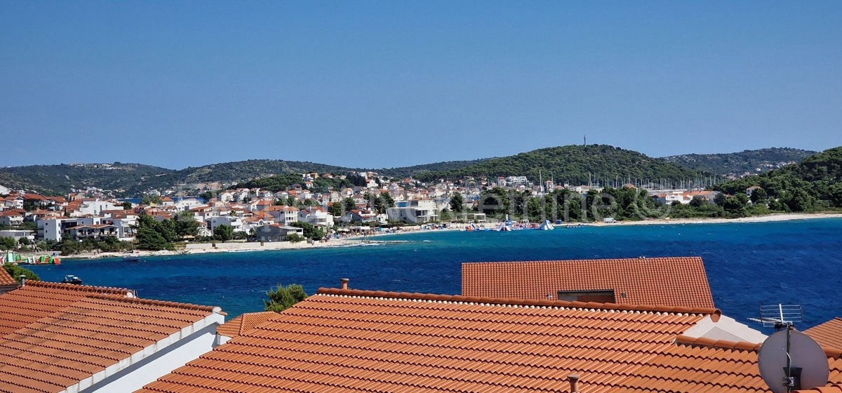 Rogoznica, appartamento duplex con tre camere da letto 86m2, vista mare, 100 metri dal mare