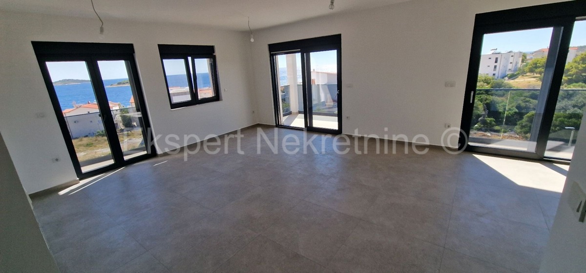 Rogoznica, appartamento duplex con tre camere da letto 86m2, vista mare, 100 metri dal mare